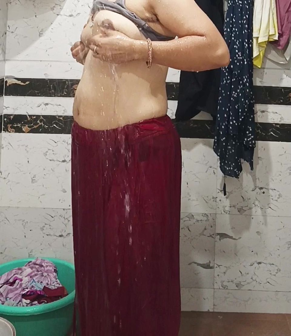 Priya Bhabi Big Ass Bath Show