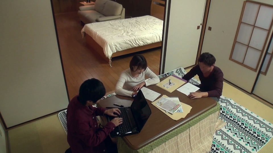 PT4 Sneaking around in a kotatsu and playing pranks on the unprotected lower half of the body!