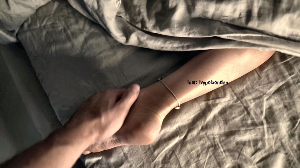 The guy from the party tried to wake me up in the morning and accidentally fucked me! A lot of cum is better than an alarm clock