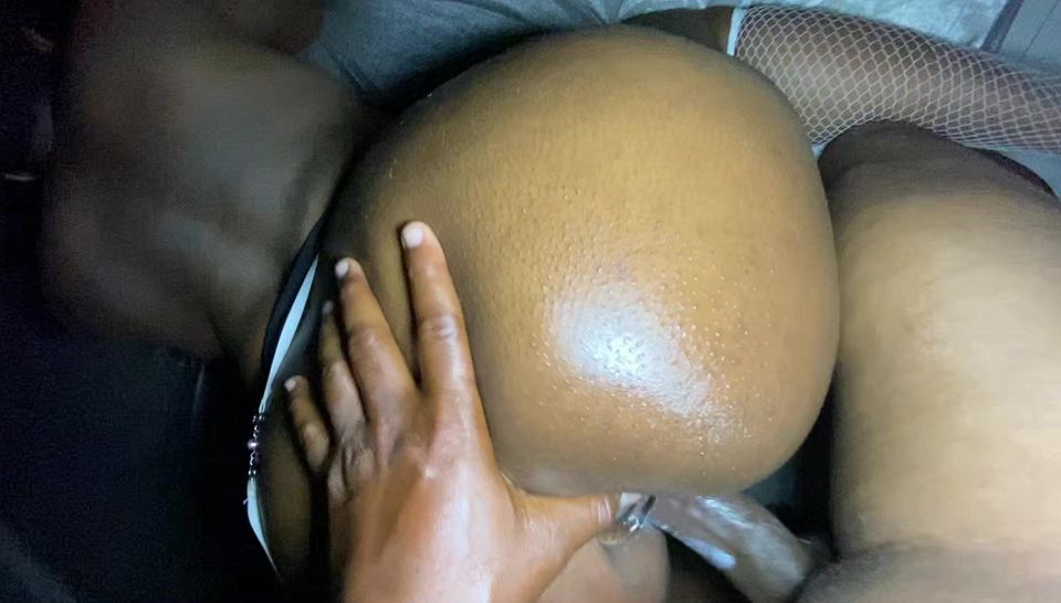Married woman in transparencies gives herself to the black vergón while her husband is away