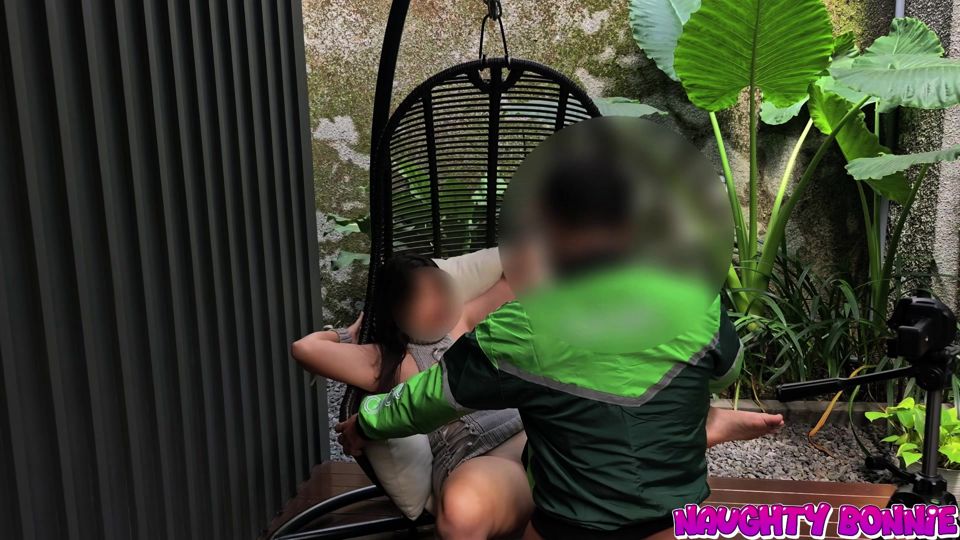 Bonnie Lets Delivery Man Creampie Her After Dildo Fun