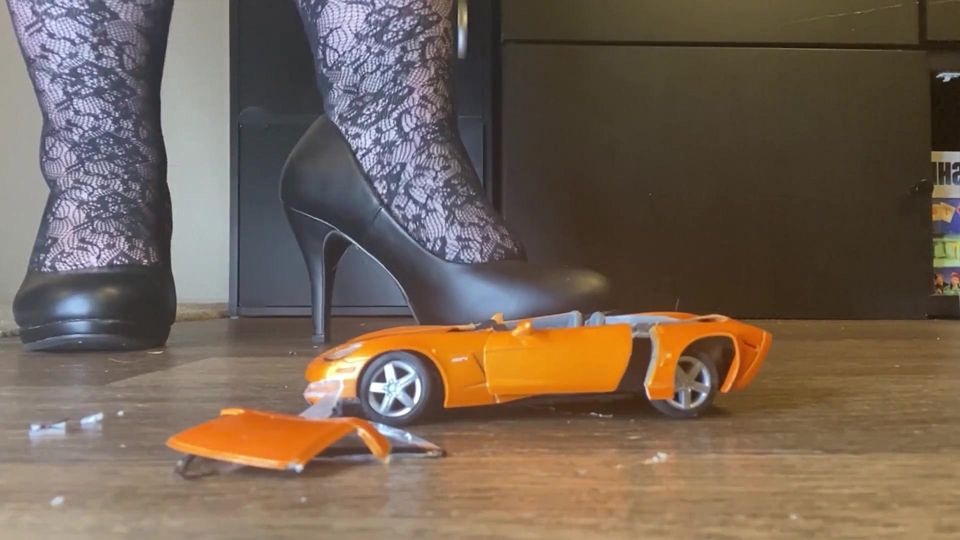 Crushed Dreams: Giantess Bootyful Bella Blast Vs the Orange Sports Car