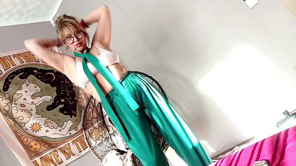 A beautiful mature bitch in a green pantsuit, or How stepmoms masturbate .!. ))