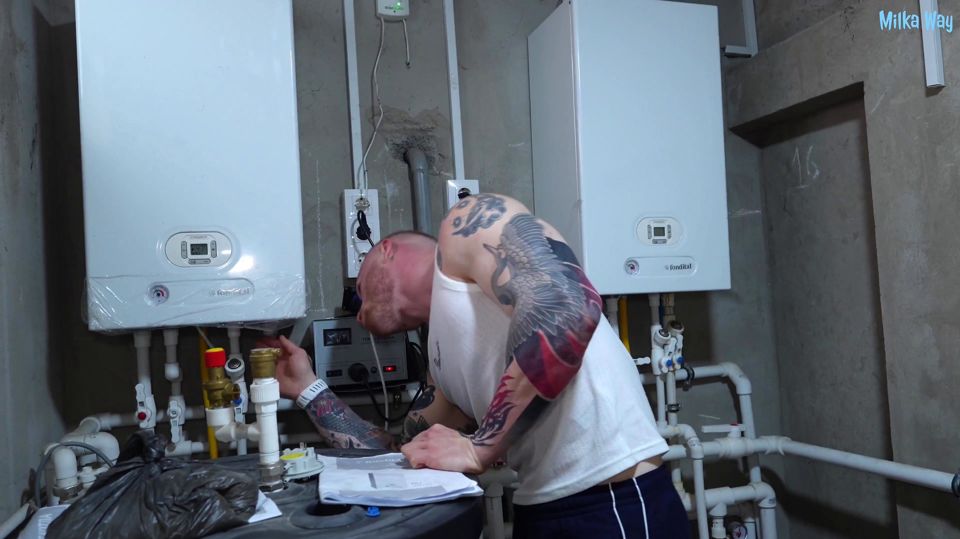 Fuck, Stepmom! Cheeky Stepsister Seduced a Free Bro in the Boiler Room While He Was Sweating Fixing the Gas