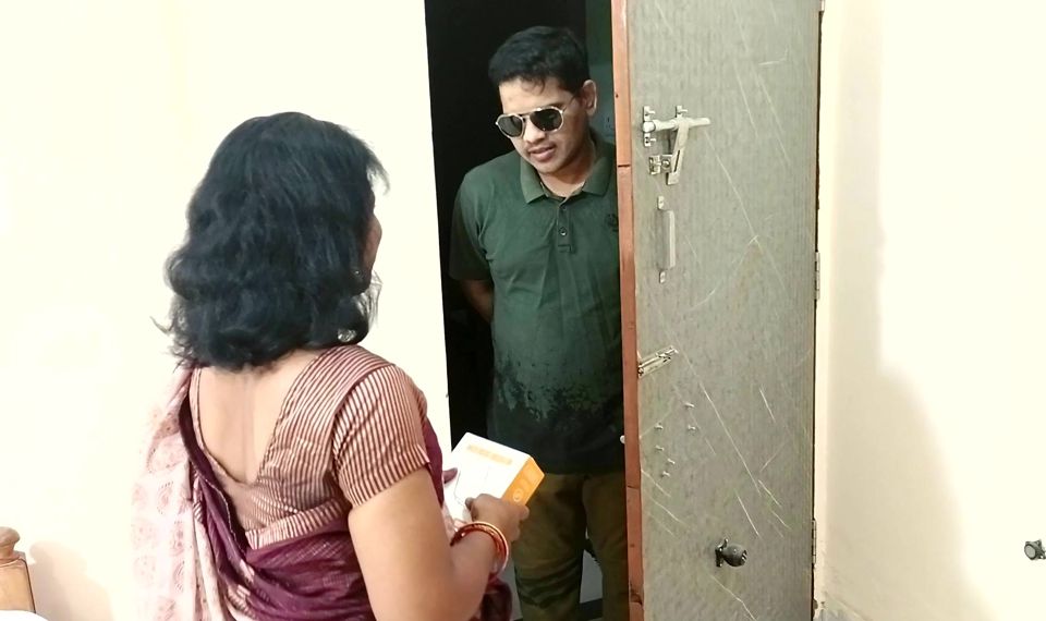 Indian Super Sexy Cute Bhabhi Hardcore Sex with Mobile Company Delivery Executive-Full Masti in Saree Blouse