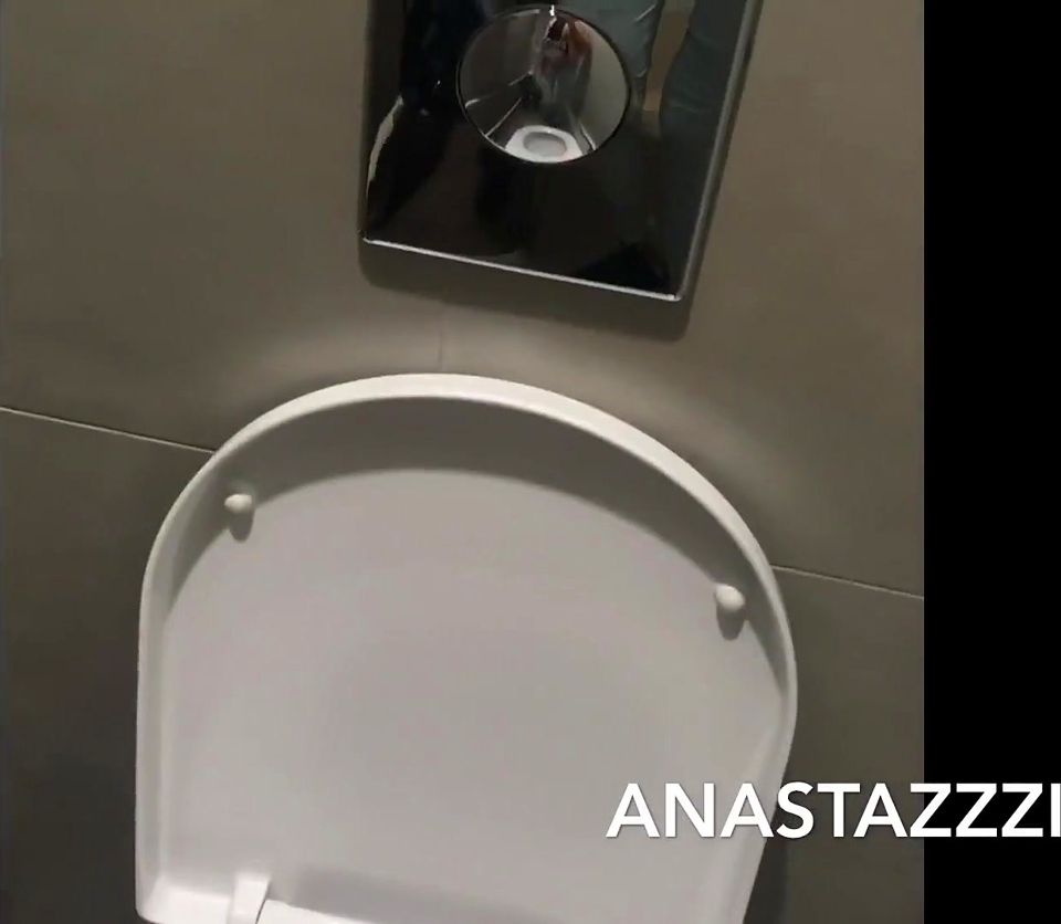 Slut Teen Piss in Kfc Toilet