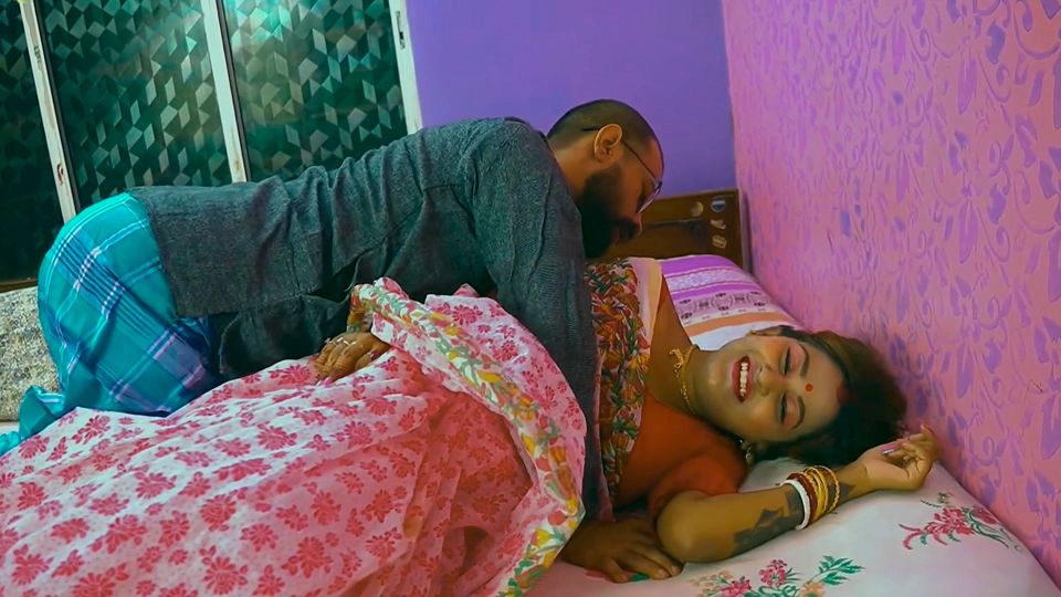 Desi bhabhi ko paise ki lalach me ghori bna kar pel diya