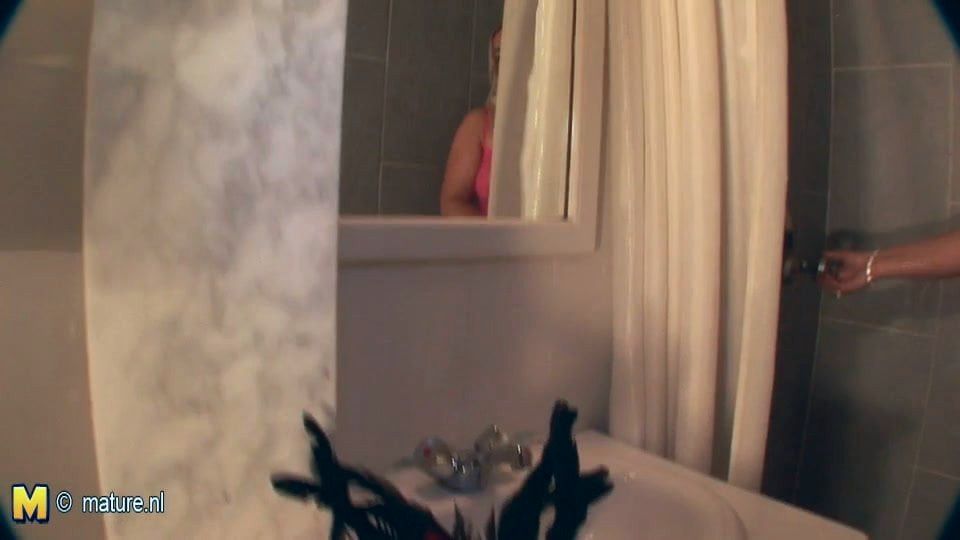 Chubby mature slut playing with her fat pussy