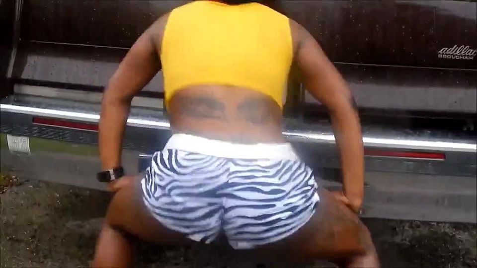 Hood Twerk In Wet Clothes