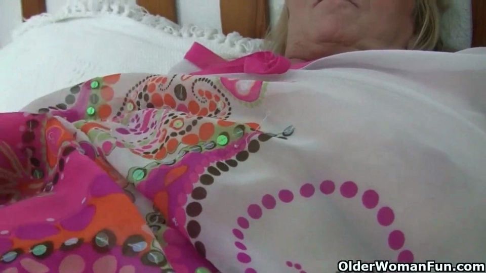 British granny with big tits gives her fanny a treat