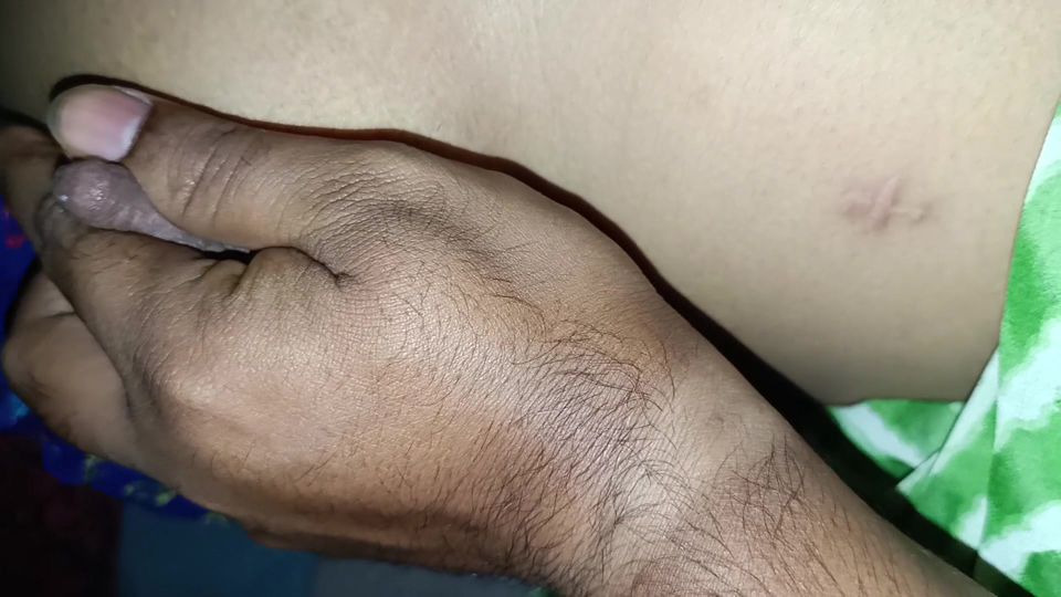 Bihari deshi Bhabi ko mast pela condom lagake