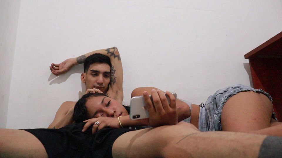 MY BEAUTIFUL COLOMBIAN LATIN BRUNETTE STEP-SISTER SEDUCES ME BY TOUCHING MY PENIS WHILE WE'RE ALONE IN THE ROOM. PORN IN SPANISH