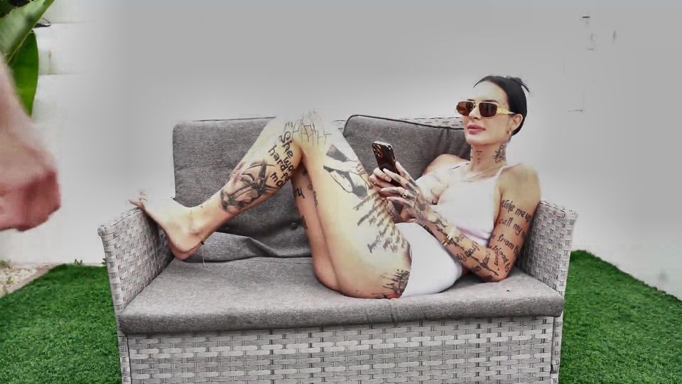 Big Cock Fucks Pretty Tattooed Model Hard!