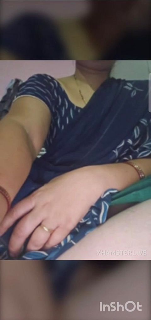 Desi bhabhi ne kursi pe beth ke apni chooth ke maje liye