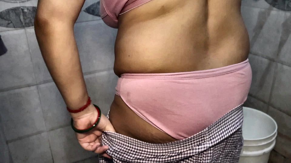 The lonely Bhabhi at home called the cylinder guy and got fucked hard