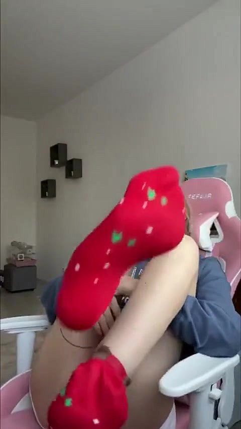 Victoria's Quick Feet Tease: I Strip off My Red Socks & Show You My Bare Toes!