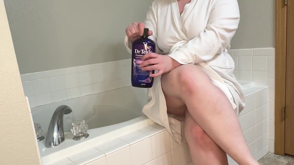 BBW MILF Fucks Herself in New Bathtub - Kinky Katie
