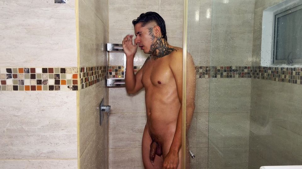 I discover my best friend bathing and I don't get seduced to give me a wild fuck and end up inside!
