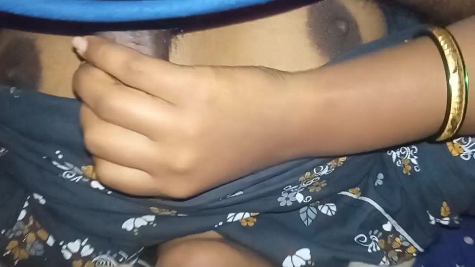 Bhabhi soyi thi mera khada hua babhi ko muh ache se muh main diya fir chut choda achese bhabi ke chut se pani nikala mera bhi pani nikala