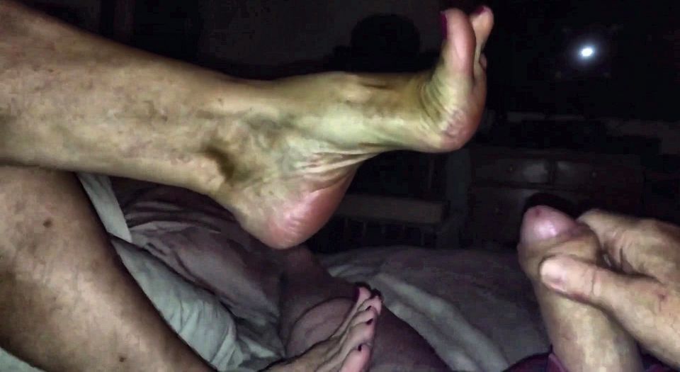 Real Homemade Mature Footjob with Lots of Cum on MILF Feet & Arches