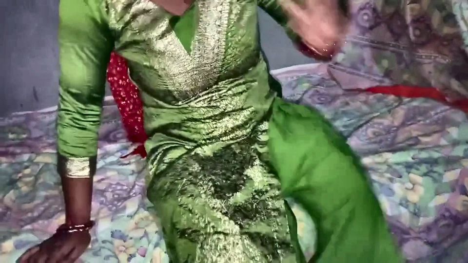 Desi Bhabhi Riding on Brotherin Law Dick in Green Saree