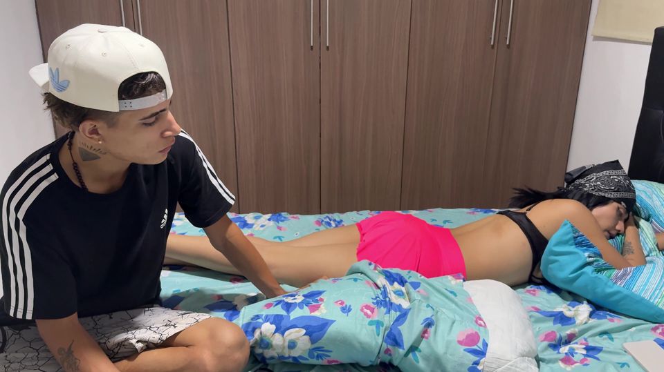 My little stepsister asks me to give her a massage as a pretext to fuck her hard until she cums with pleasure.