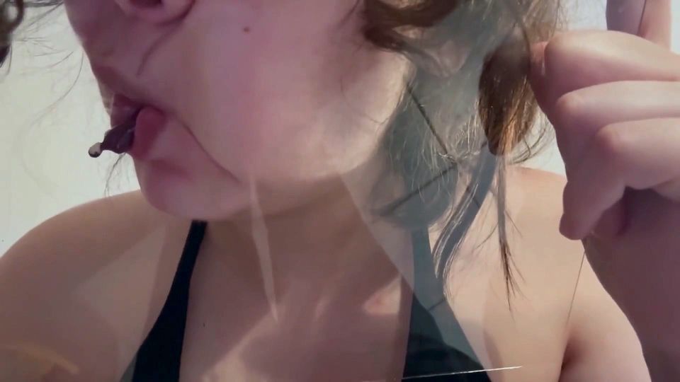 Giantess Stepsister Presses Her Mouth