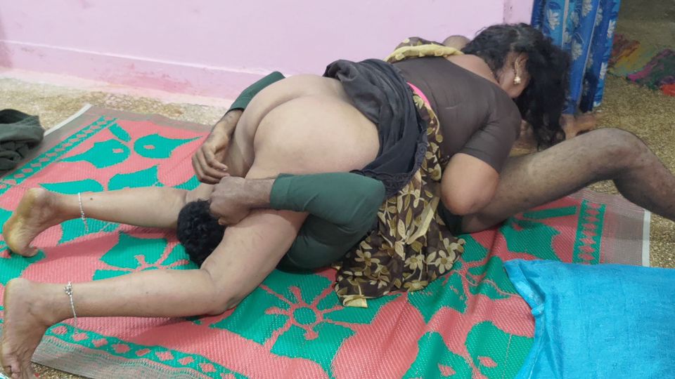 Aunty is touched here and there when she is alone at home, pussy licking with tongue