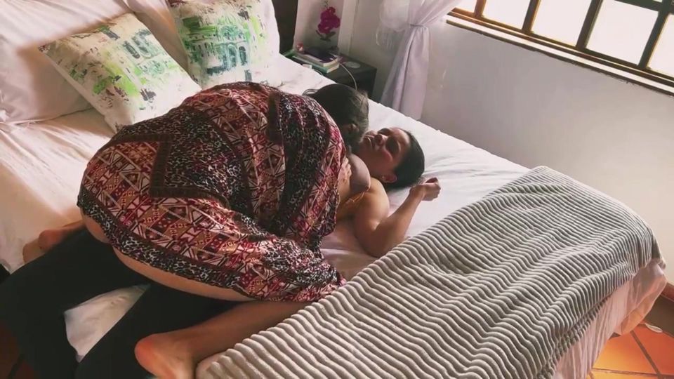 Froto mi vagina sobre el culo de mi jefa lesbiana