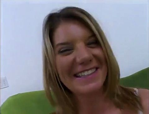 Gorgeous cutie likes it when she gets s hard pole penetrate her cunt