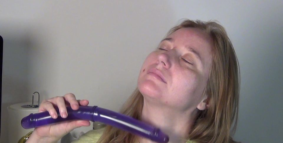 Face massage with dildo