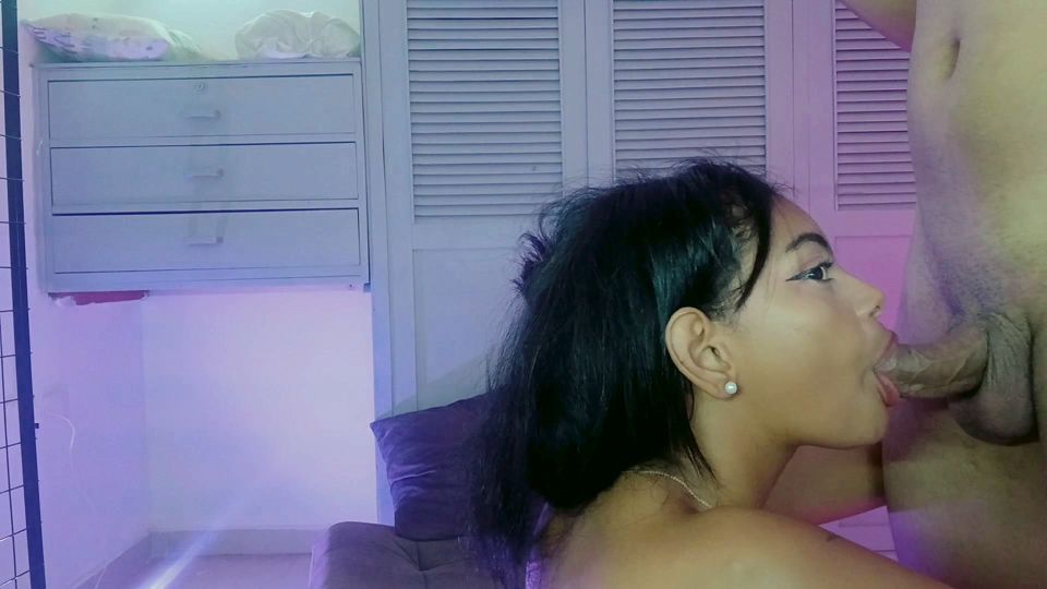 She fucked a wet pussy with her finger and I ejaculated sweetly