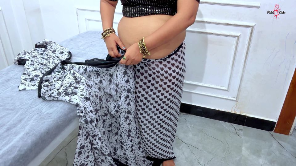 Hot Pinki Bhabhi Calls Massage boy, she ask for Extra service! after massage she fucked and got Orgasm in Clear Hindi.