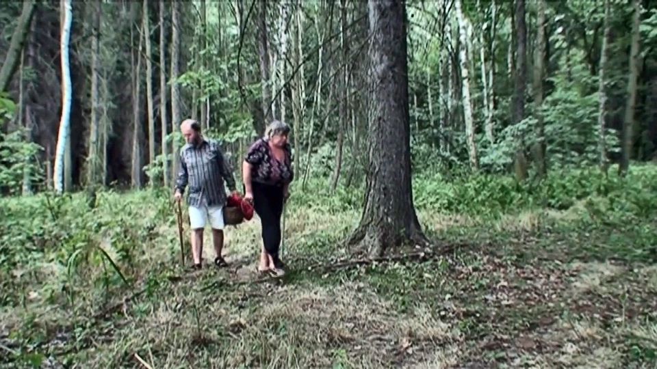 Young naughty teen spies an old couple fucking in the countryside