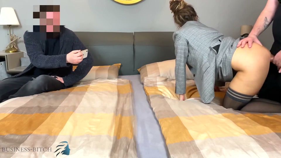 Threesome sex meeting - intern fucks female boss