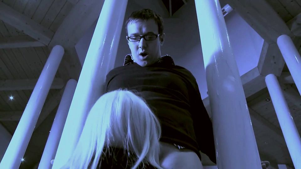 Sexy blonde babe seduces guy with big dick and fucks