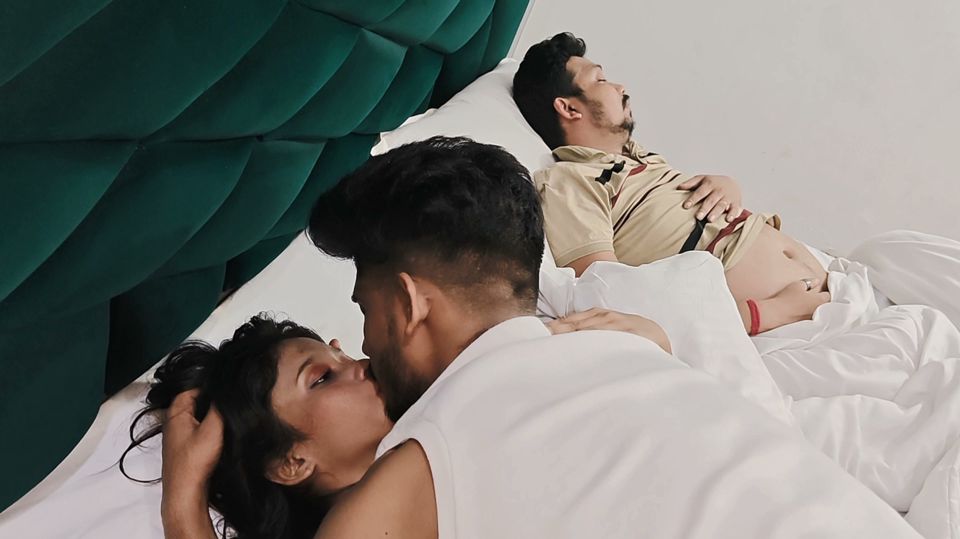 Indian Threesom Video Had hardcore sex with friend in front of husband, Fuck her pussy Desi Hindi Audio
