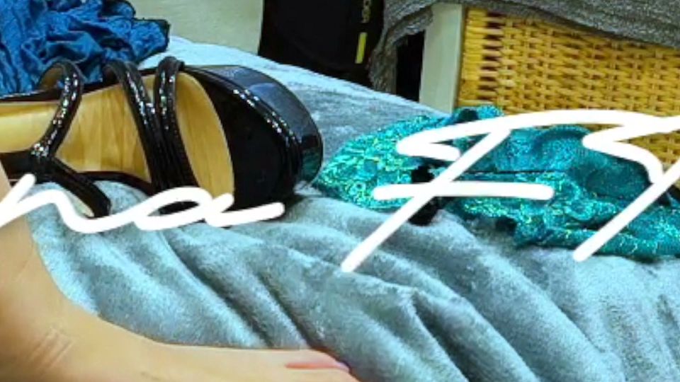 Feet fetish Dominatrix Hot Short Hair Blonde lets BBC Sniff her ass hole - Spanish milf