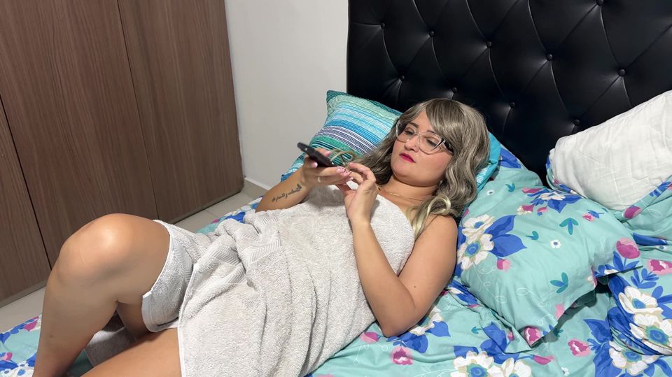Naughty stepmother asks her stepson for a favor and he takes advantage of it to collect in exchange for tasting her delicious ass.