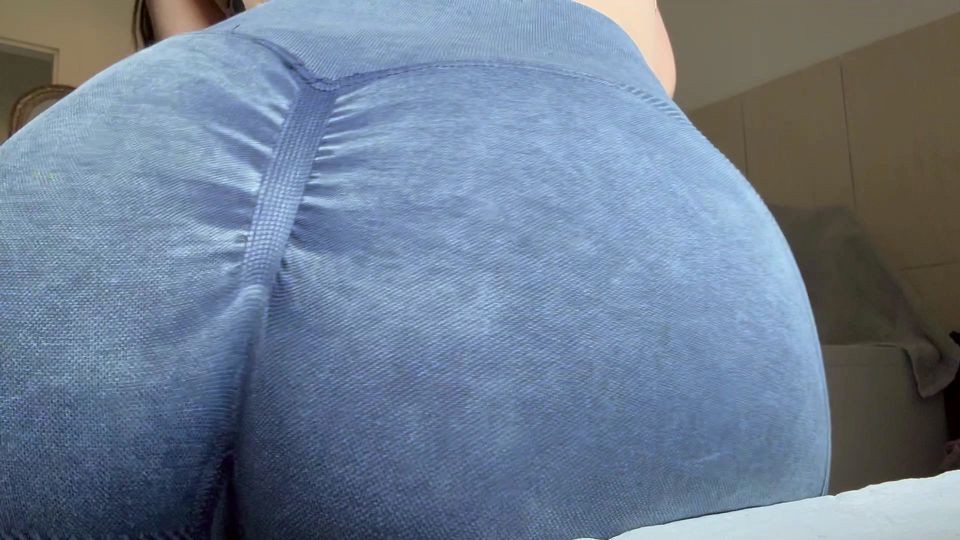 My stepmom masturbates in leggings.