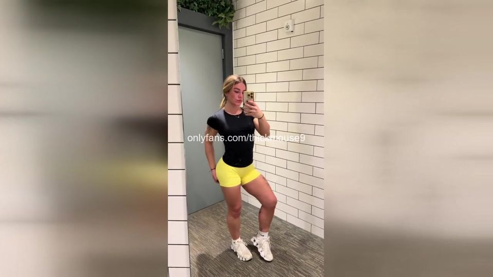 Fitness Babe Leaking Pussy in Instagram Accident
