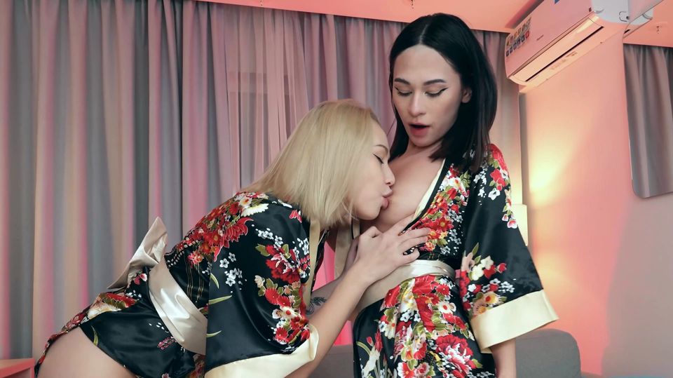 Lesbian Play Turns Into Anal Foursome: Roxy Muray & Sara Bork Get Used