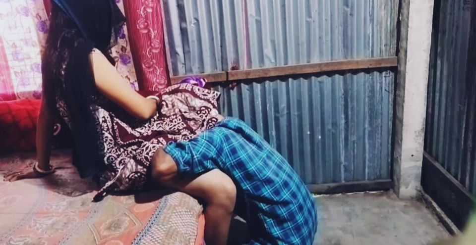 Lusty Bhabi Seduces Hot Dude By Toying Herself And Exposing Her Tits For her devar To See.