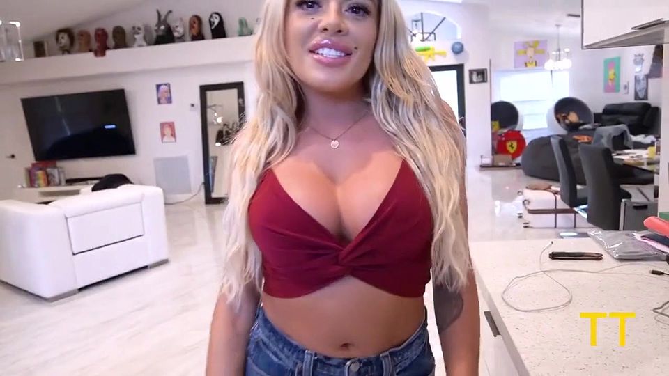 Horny GF Vivianne De Silva Wants to Fuck but BF Is Busy