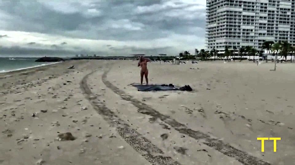 Brandi Bae Gives Stranger Random Handjob on Public Beach