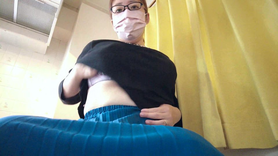 A Married Woman Who Opens Her Legs and Masturbates Like She Doesn't Like It