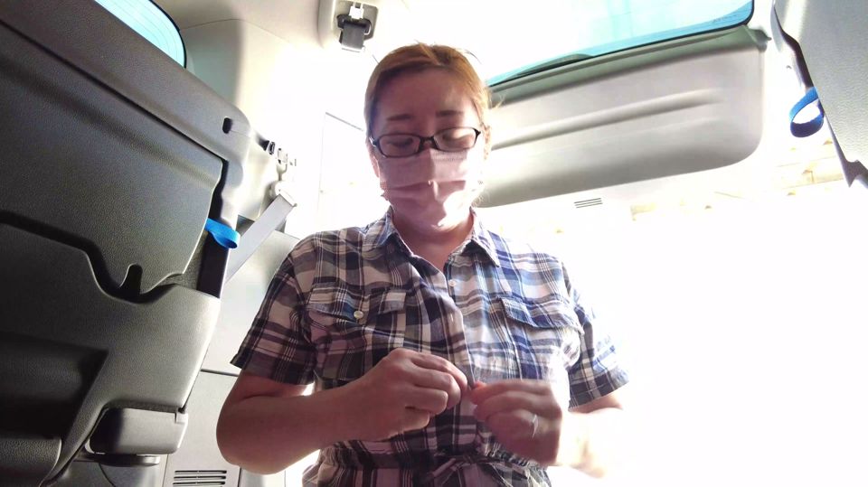 A Married Woman Who Opens the Car Door and Masturbates in a Nasty Way