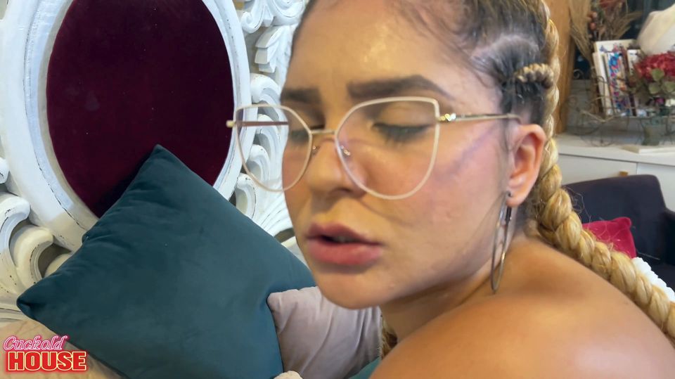 Unfaithful Married Woman Fills Her Mouth with Cum After a Hot Fuck with a Well-endowed Guy