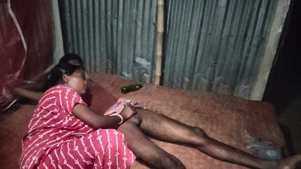 Pados ke bhabhi devar ke sath mein chudati hai