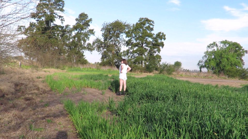 Patricia in the field, amateur and white ass